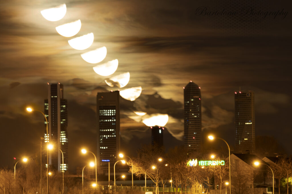 la luna y las 4 torres