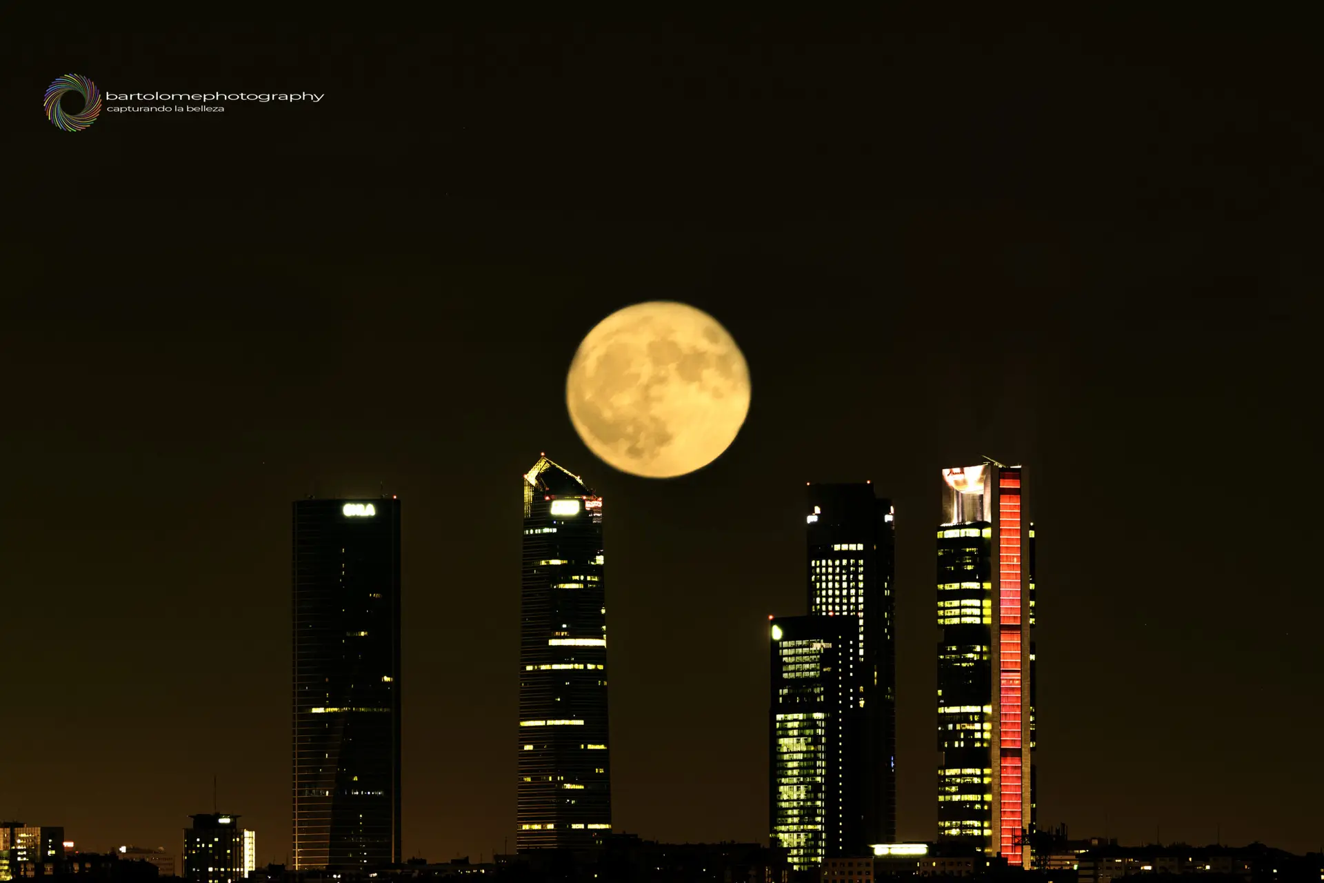 La Luna Y Las 4 Torres