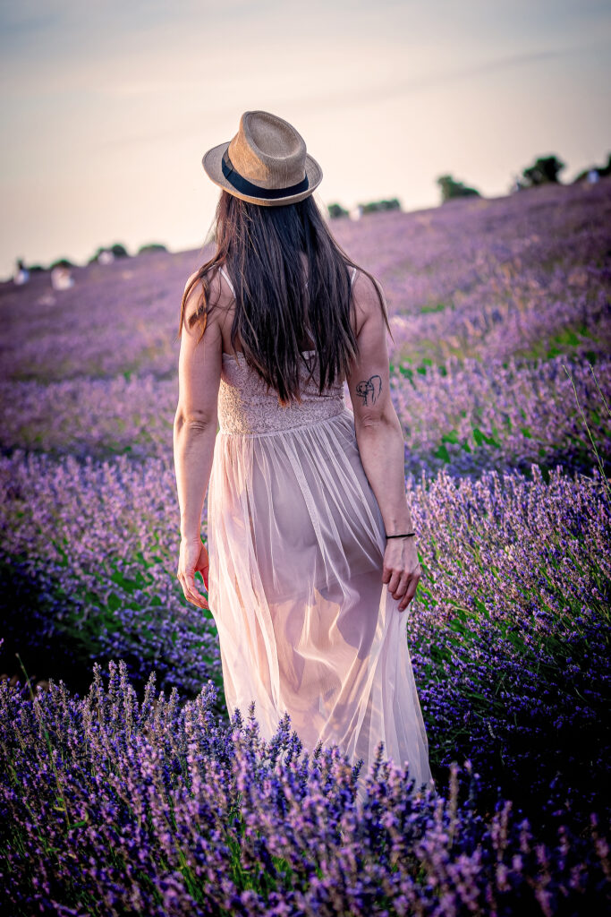 sesion_lavanda_fotografo_modelo Sesión de fotos en campo de lavanda con modelo y fotógrafo